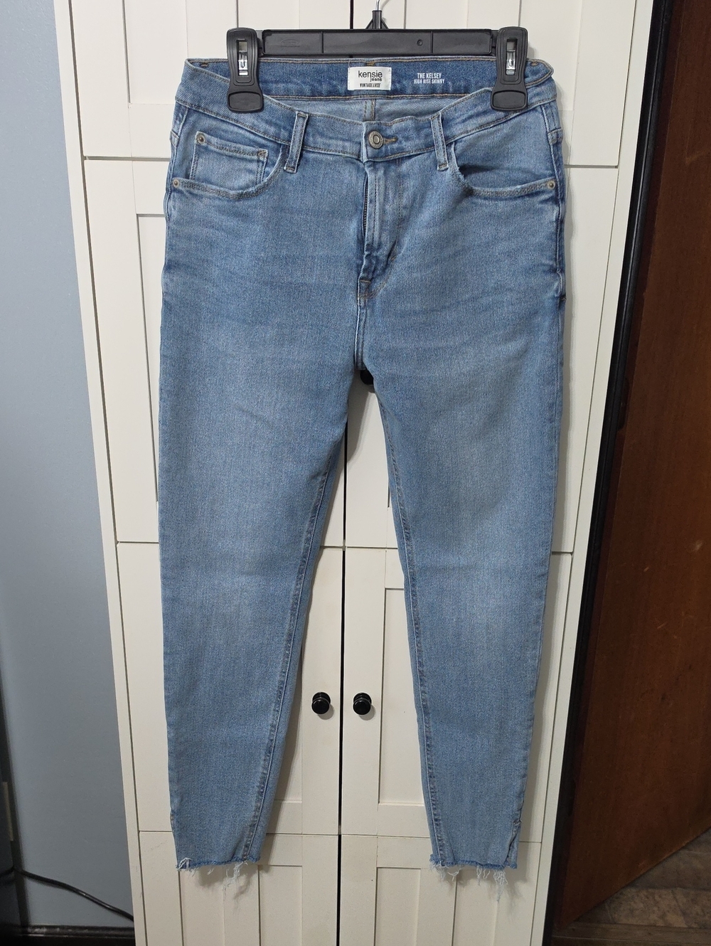 Size 10/30 kensie Light Wash Skinny Jeans - Frayed Hem